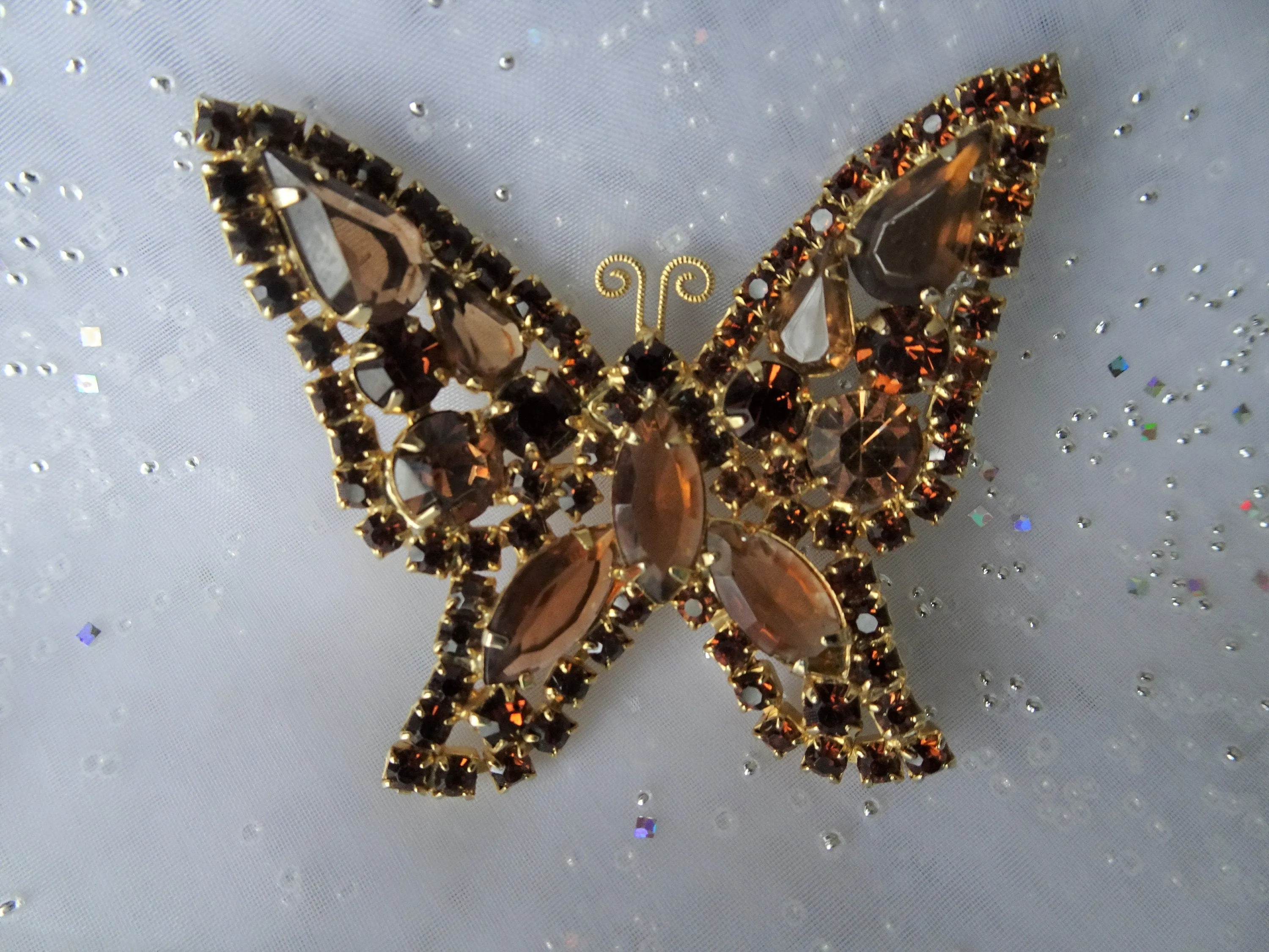 BEAUTIFUL Vintage Glass BUTTERFLY Brooch, Signed Kramer, Sparkling Faceted Topaz Glass Stones, Figural Pins, Collectible Vintage Jewelry