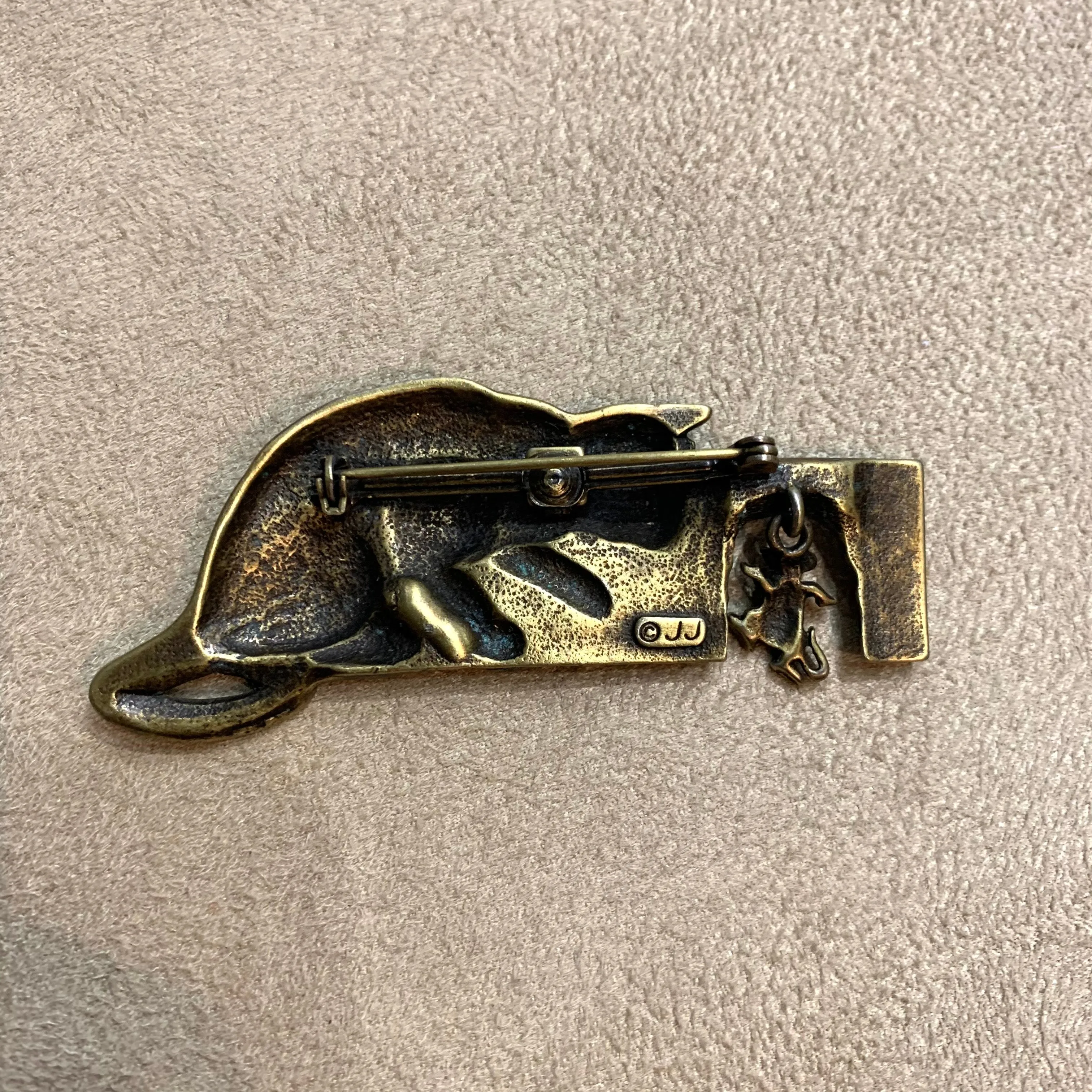 Cat and mouse brooch by JJ in gold colour