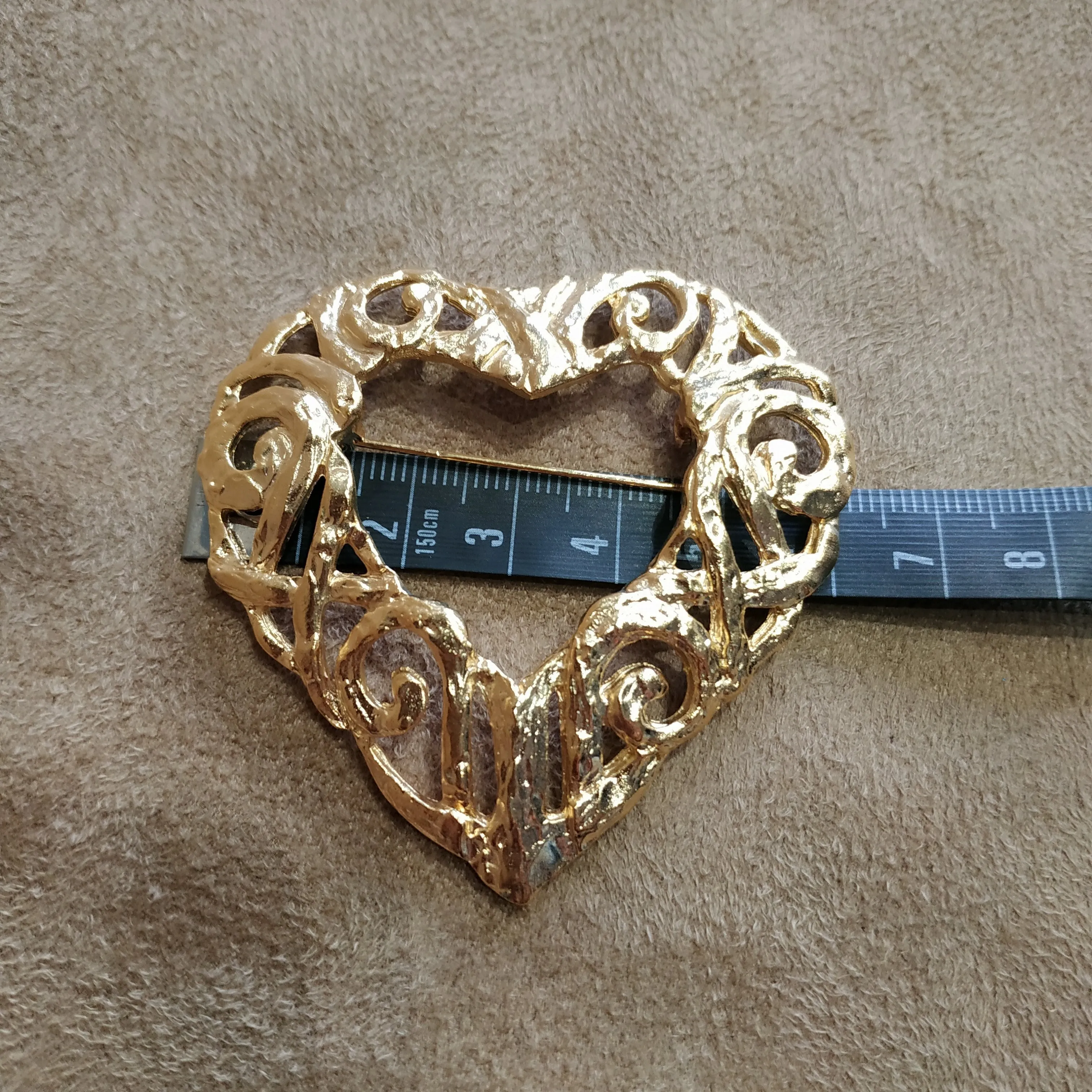 Gold filagree open heart brooch