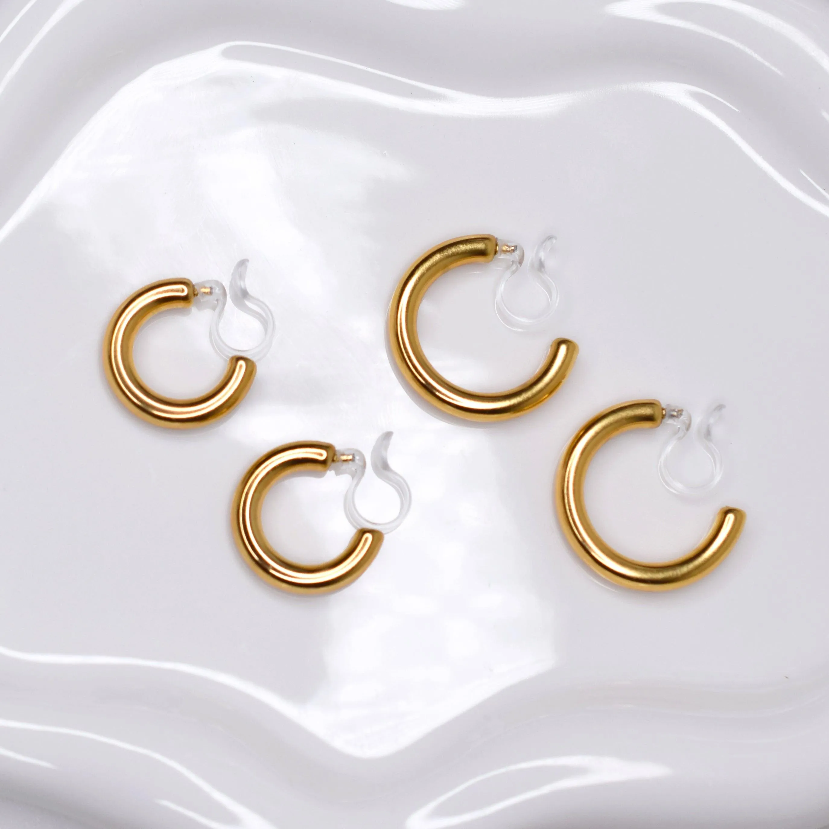 HOLLOW CHUNKY MEDIUM HOOP CLIP-ON EARRINGS IN GOLD